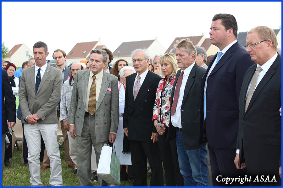 St Just-en Chaussée - Minute de silence en mémoire du Dr Caillard St Just-en Chaussée - Minute de silence en mémoire du Dr Caillard