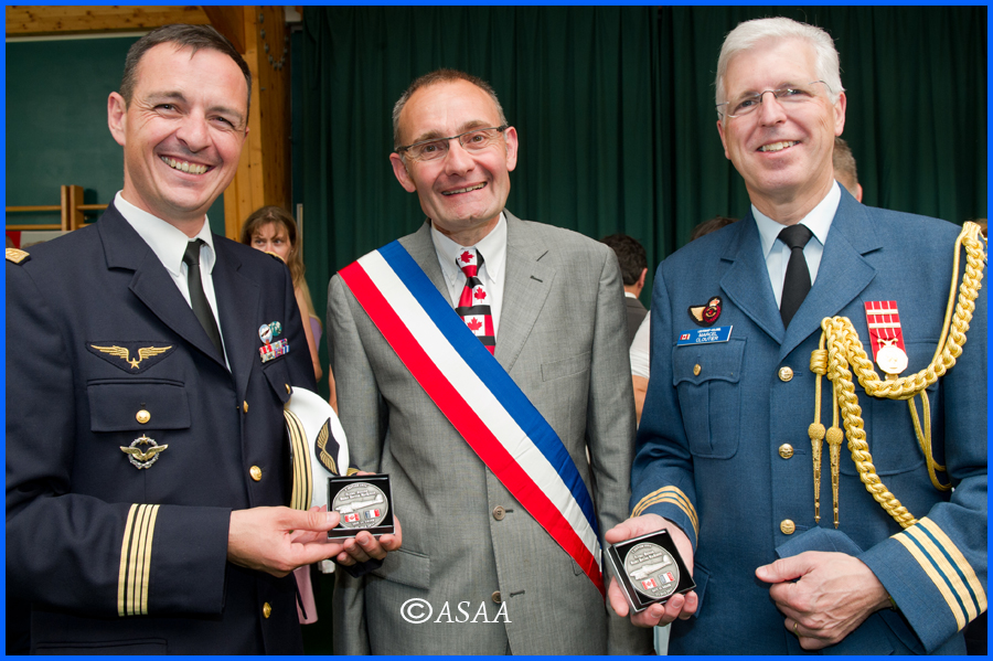 Sacy-le-Grand - Presentation of the commemorative medal to the authorities