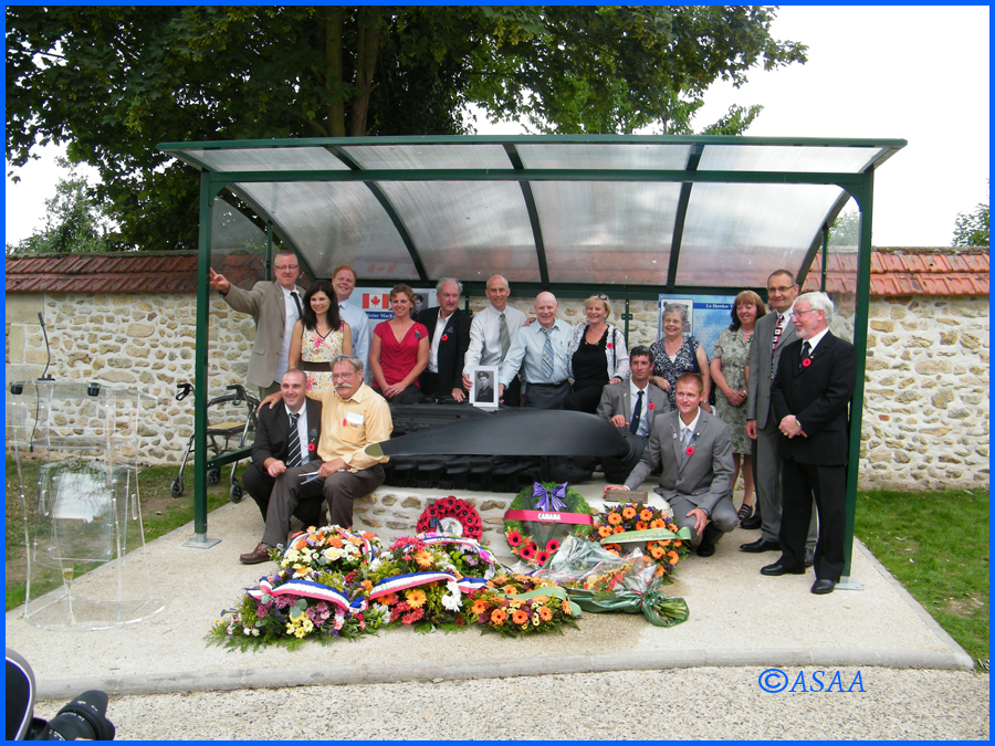 Sacy-le-Grand - The MacKenzie family and the team who found out the engine