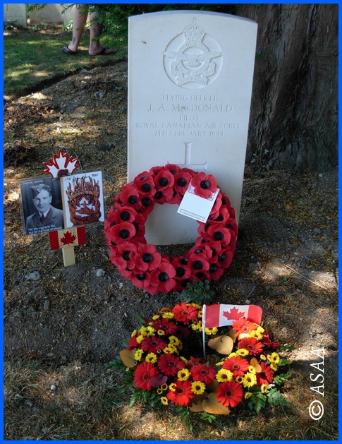 Poix-de-Picardie - F/O James Arthur MacDonald's grave